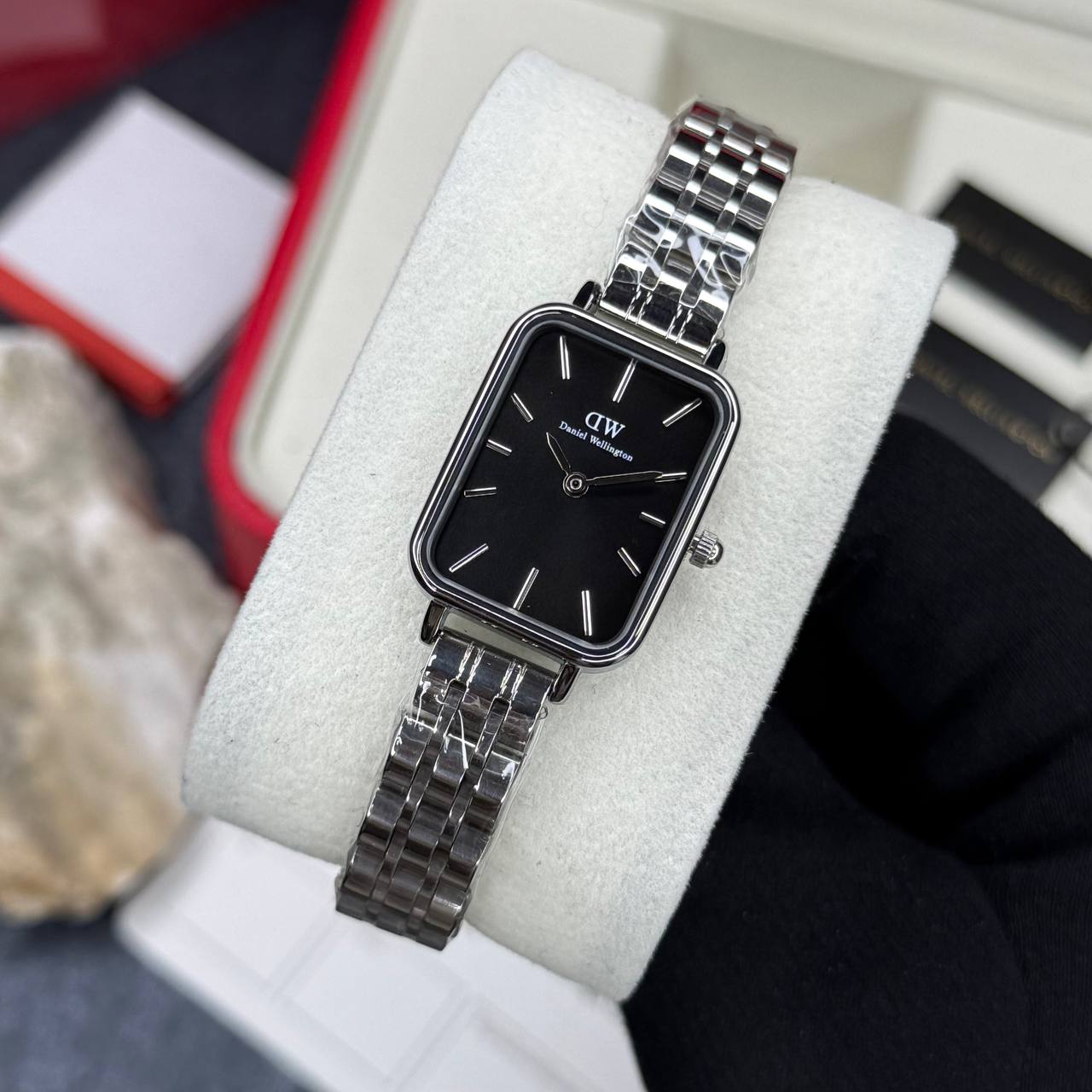 ساعت زنانه DW مدل قاب مستطیلی بند نقره ای _طلایی صفحه مشکی